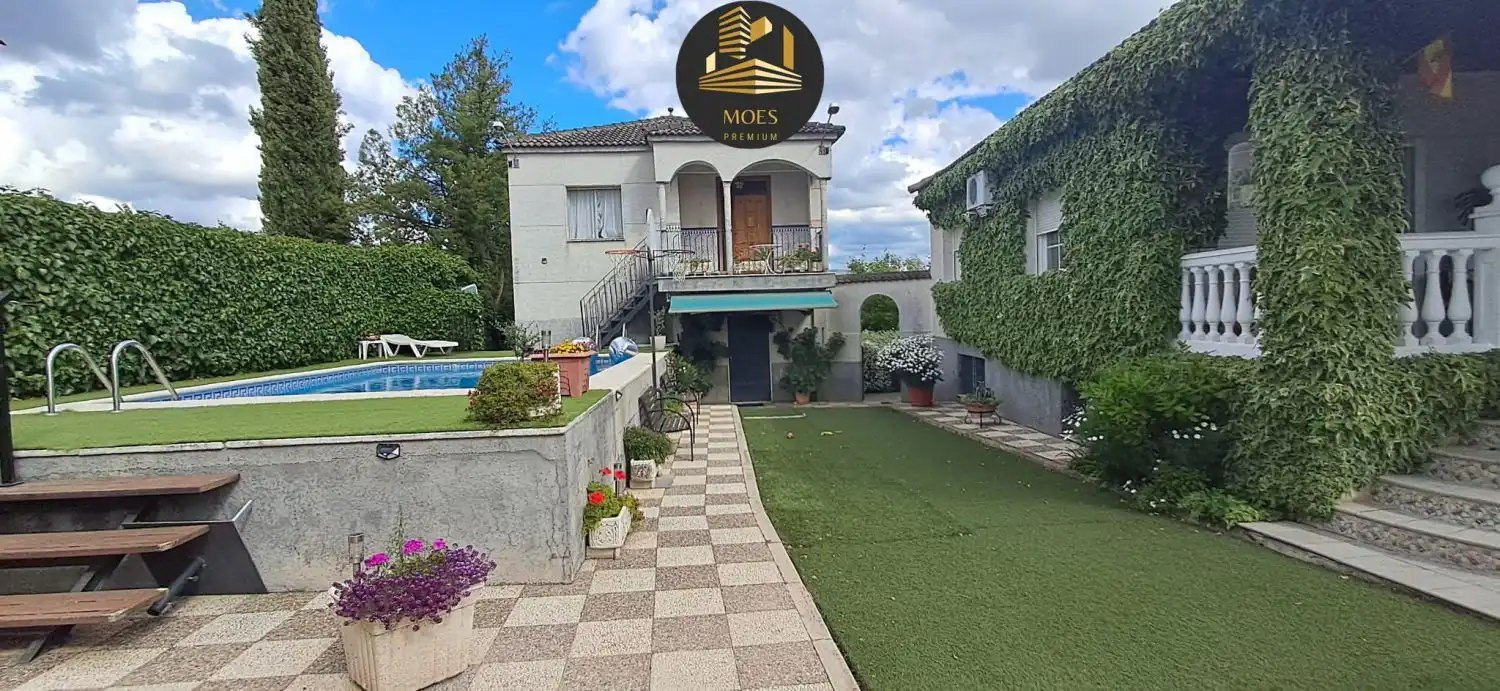 Vista exterior de Casa o xalet en venda en Martos amb Calefacció, Terrassa i Piscina