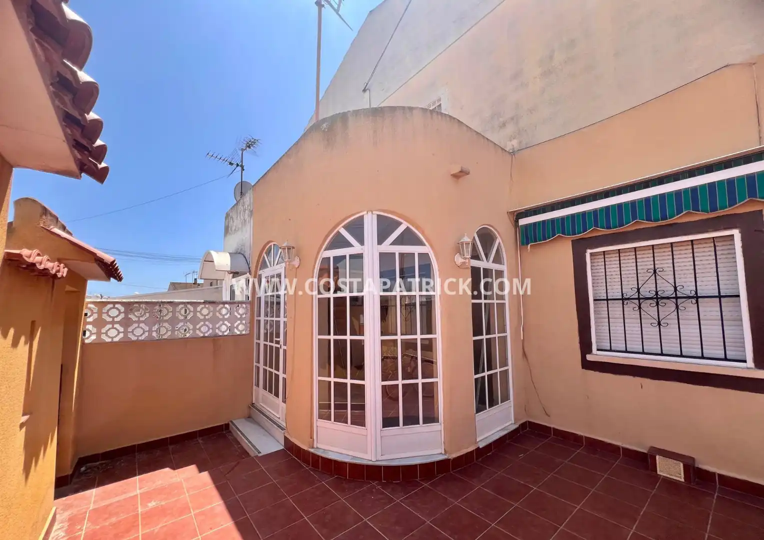 Vista exterior de Casa adosada en venta en Los Alcázares con Amueblado y Lavadora