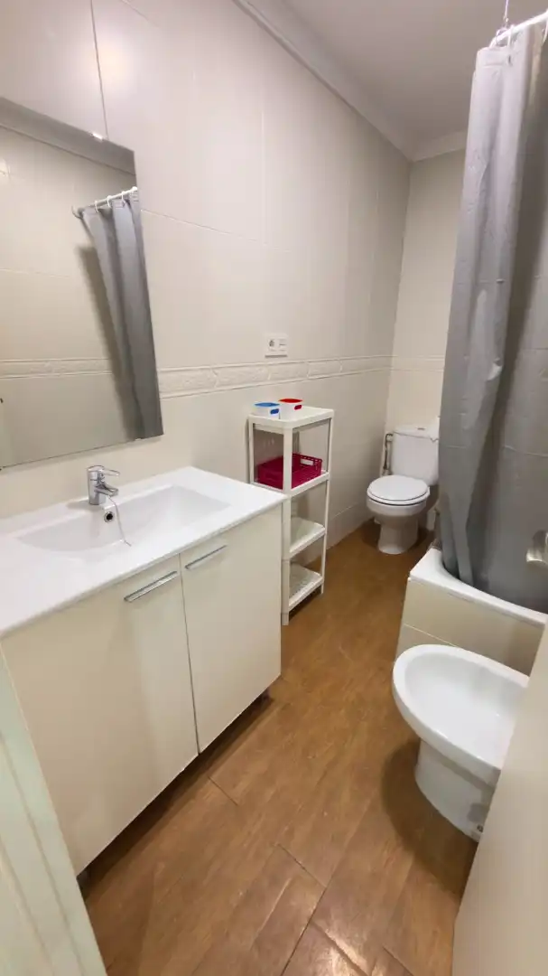 Baño de Piso de alquiler en Granada con Aire acondicionado, Amueblado y Lavadora