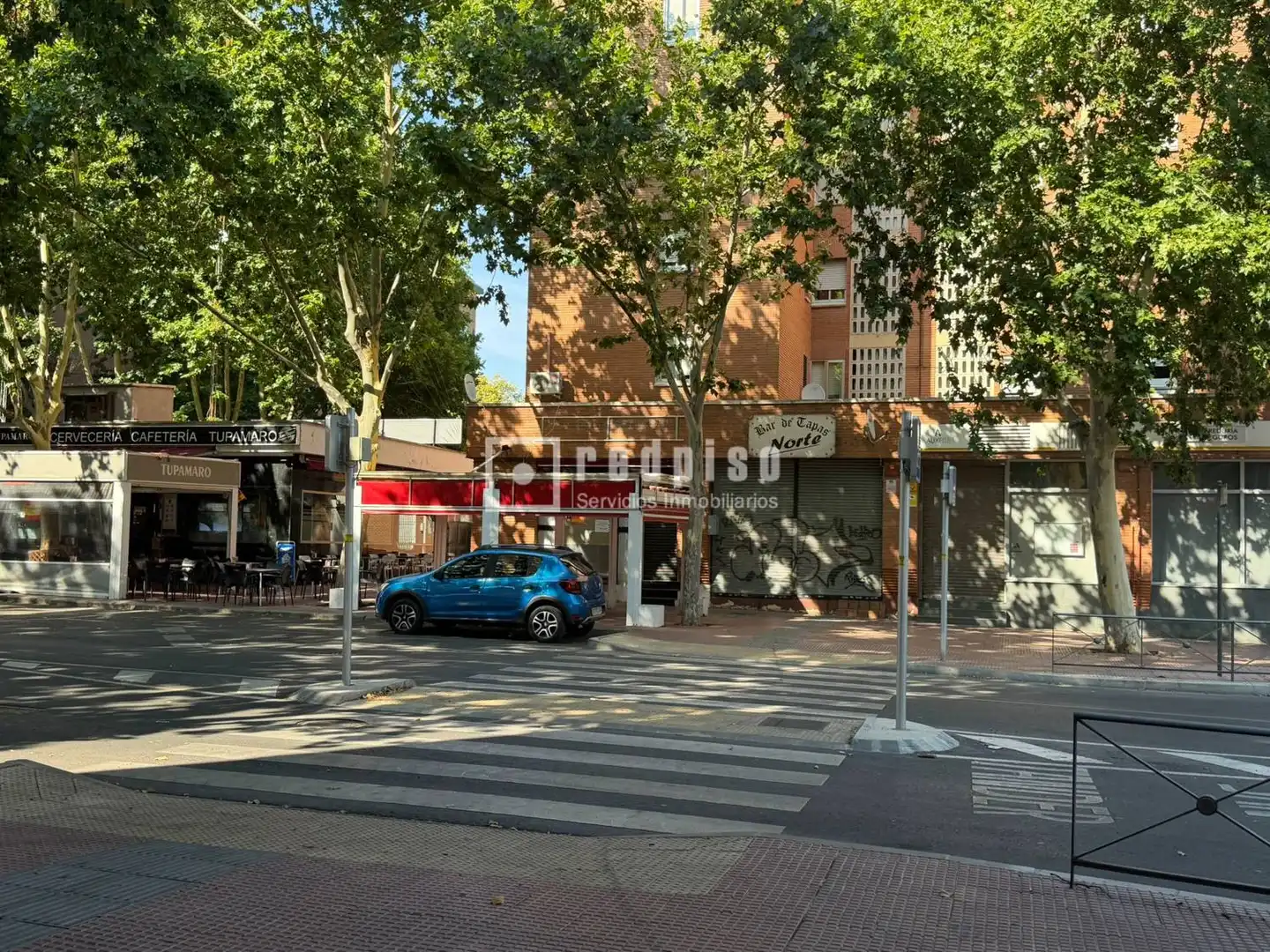 Vista exterior de Local en venda en Alcalá de Henares amb Aire condicionat