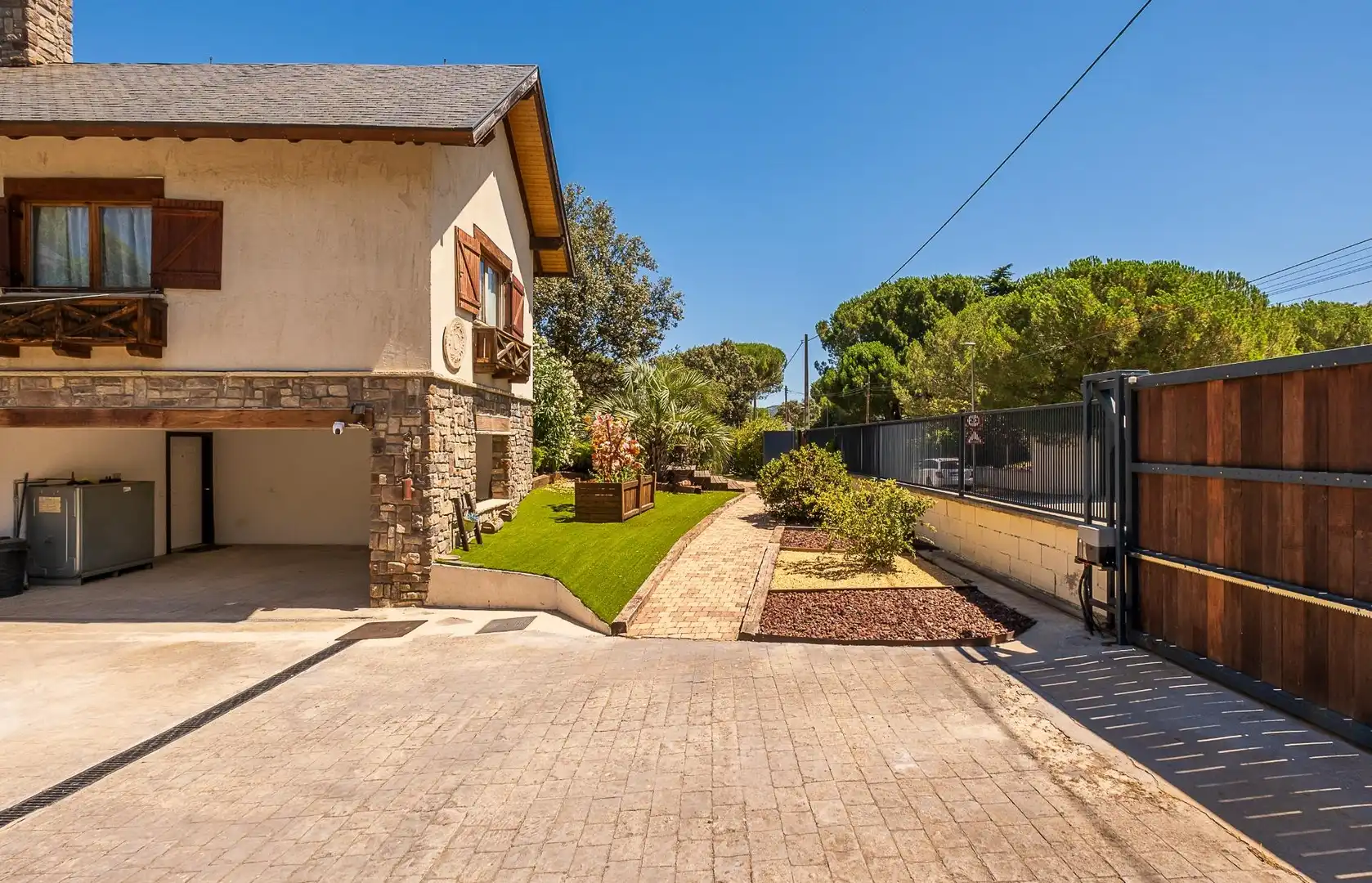 Vista exterior de Casa o xalet en venda en Guadarrama amb Aire condicionat, Calefacció i Jardí privat