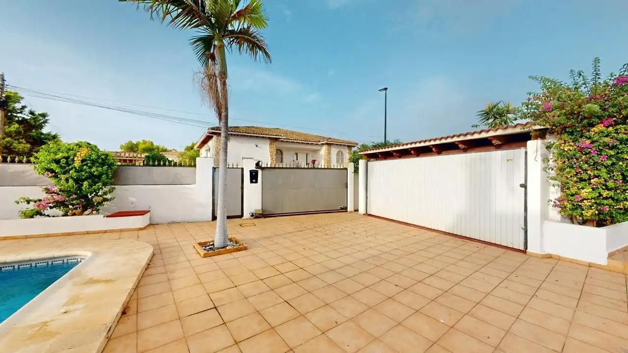 Vista exterior de Casa o xalet en venda en L'Alfàs del Pi amb Jardí privat, Terrassa i Traster