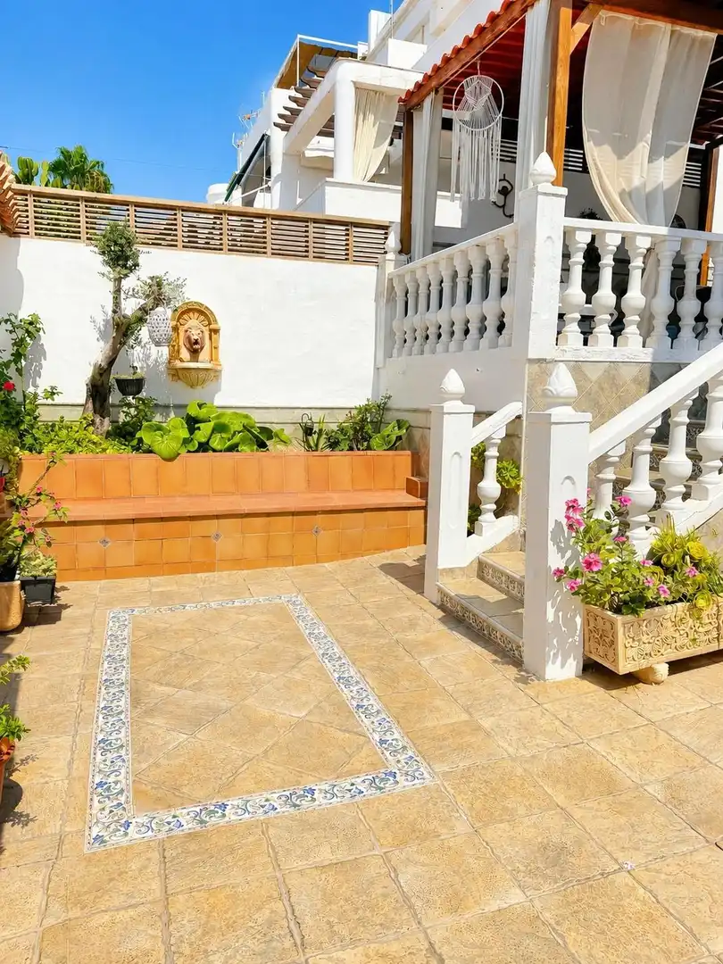 Terrassa de Casa adosada en venda en Roquetas de Mar amb Jardí privat, Traster i Piscina