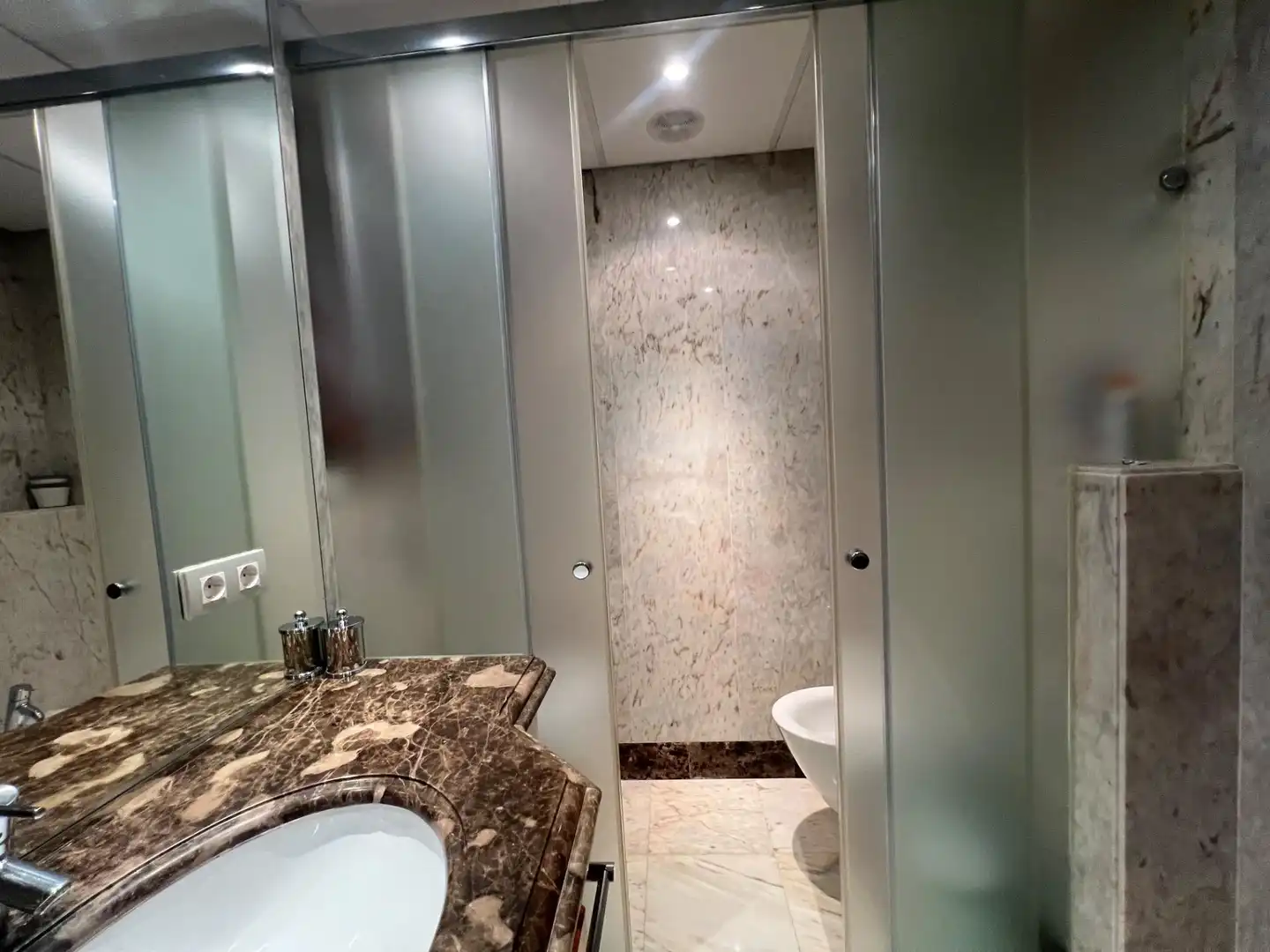 Badezimmer von Wohnung zum Verkauf in Estepona mit Klimaanlage, Privatgarten und Terrasse