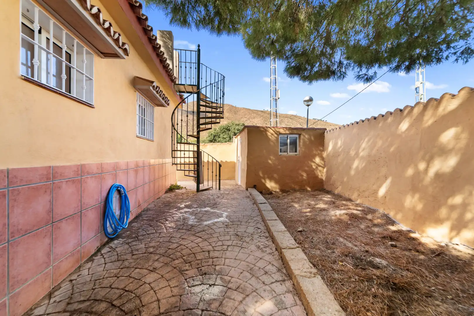 Vista exterior de Finca rústica en venda en Mijas amb Jardí privat i Piscina