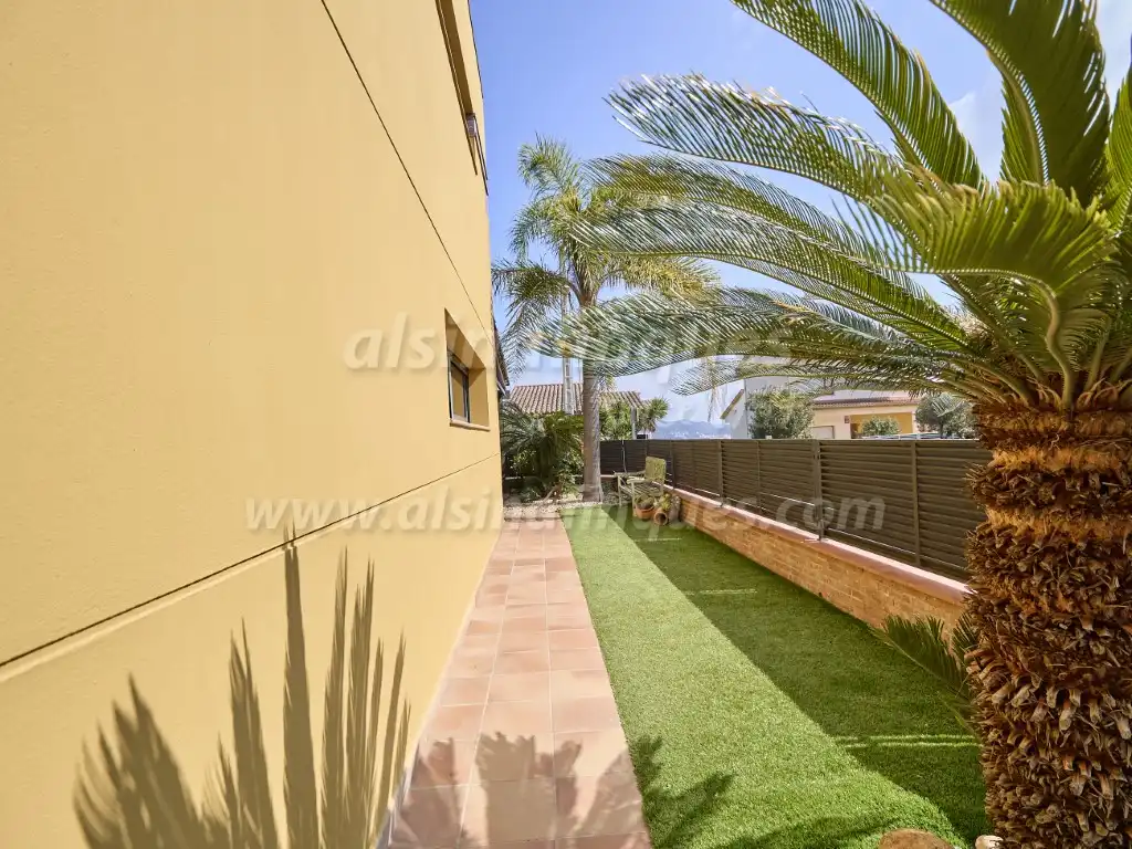 Vista exterior de Casa o xalet en venda en Lloret de Mar amb Calefacció, Jardí privat i Terrassa