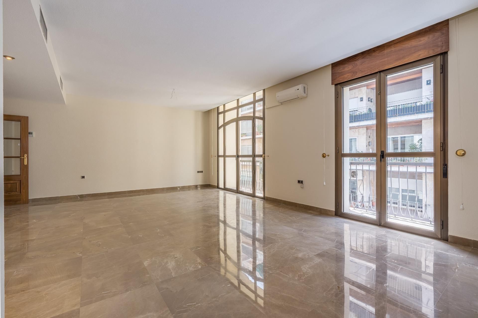 Flat for sale in  Granada Capital  with Air Conditioner, Heating and Balcony