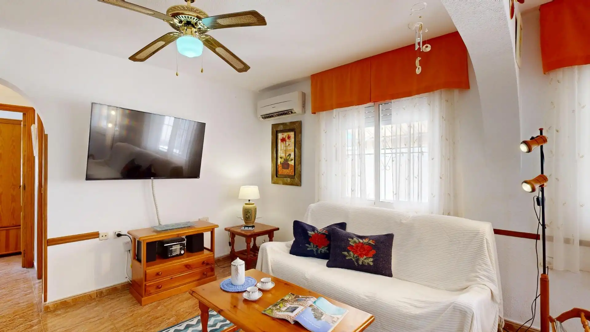 Sala d'estar de Casa adosada en venda en Torrevieja amb Aire condicionat, Calefacció i Jardí privat