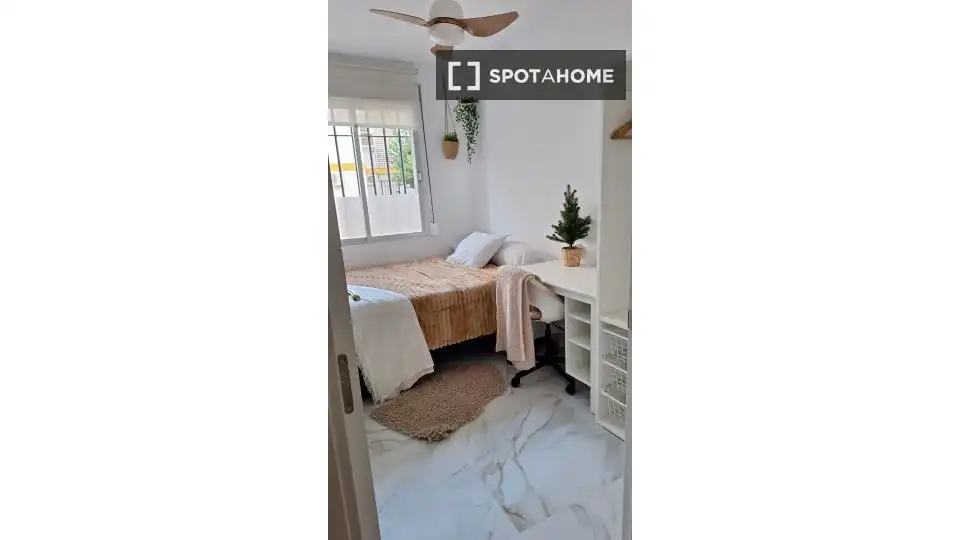 Dormitori de Apartament per a compartir en Sevilla amb Aire condicionat, Calefacció i Terrassa