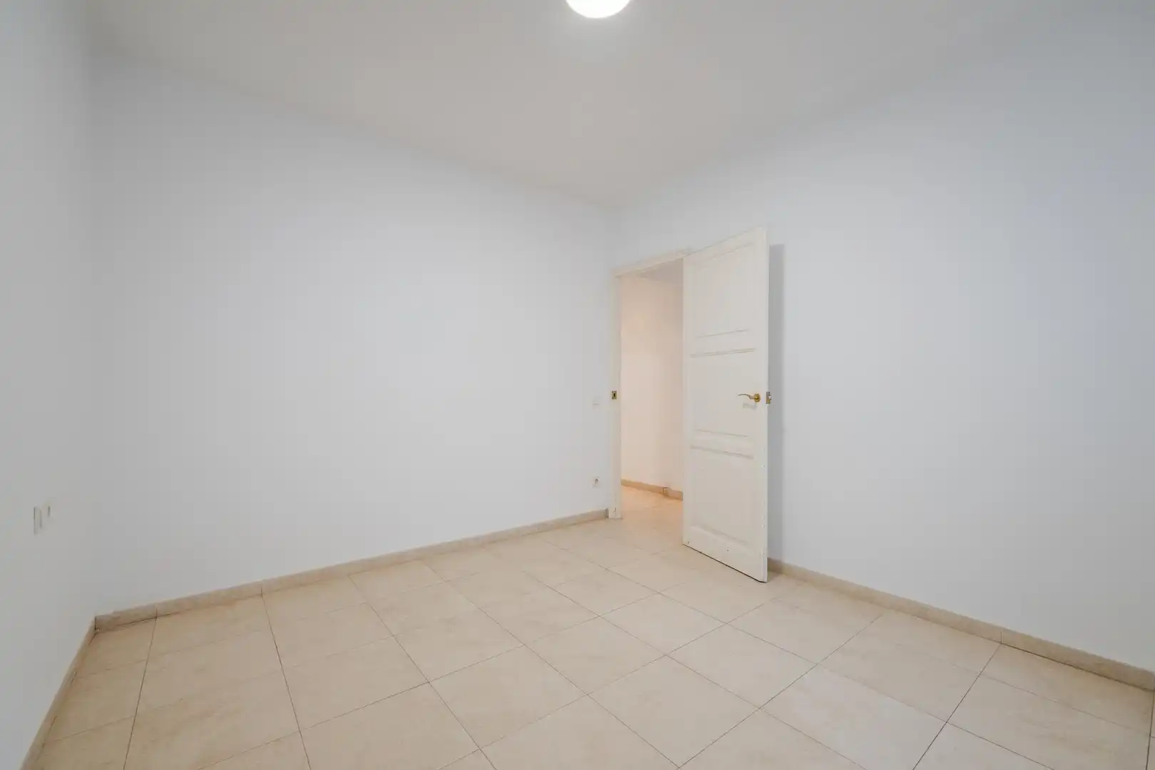 Bedroom of Flat for sale in Girona