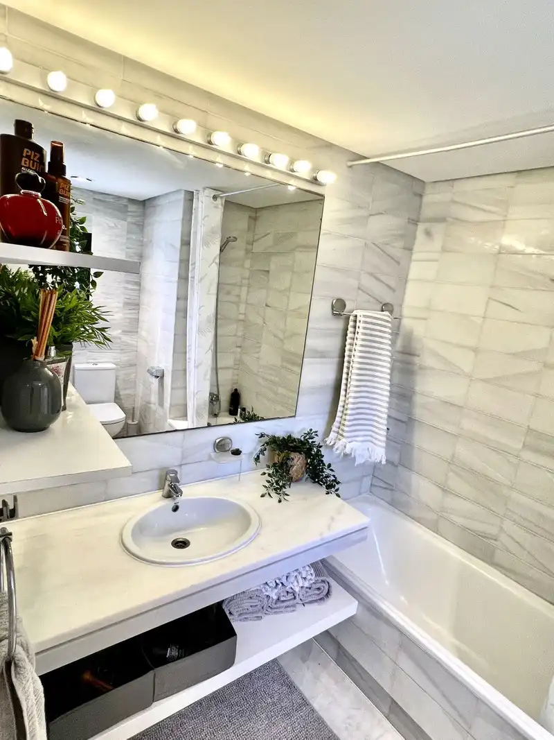 Baño de Dúplex de alquiler en Estepona con Aire acondicionado, Terraza y Trastero