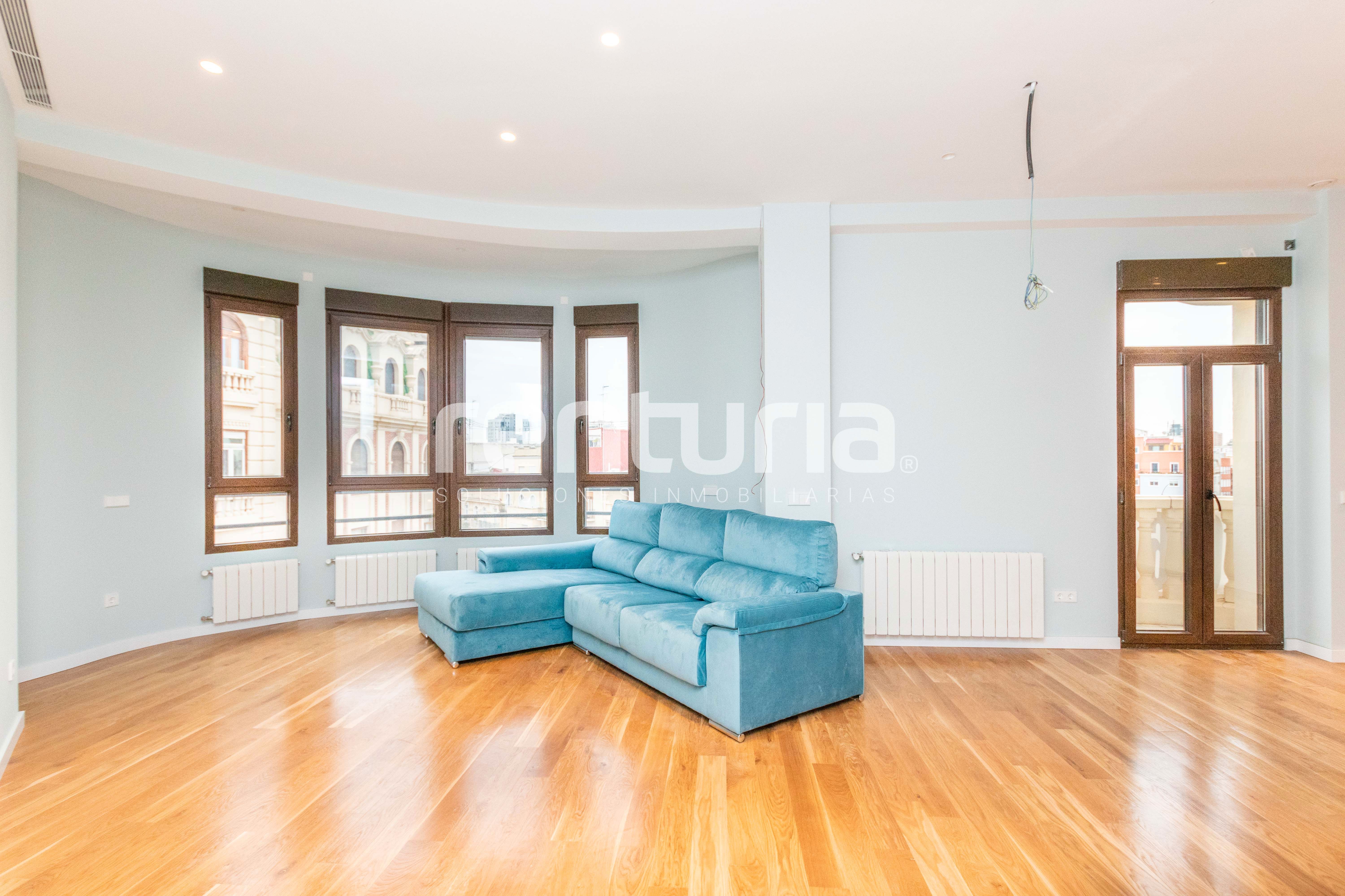 Living room of Attic for sale in  Valencia Capital  with Air Conditioner, Heating and Parquet flooring