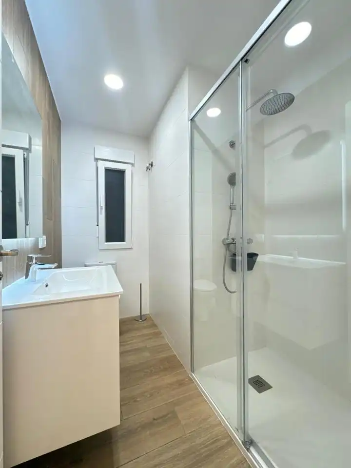 Baño de Piso para compartir en Segovia con Calefacción, Terraza y Amueblado