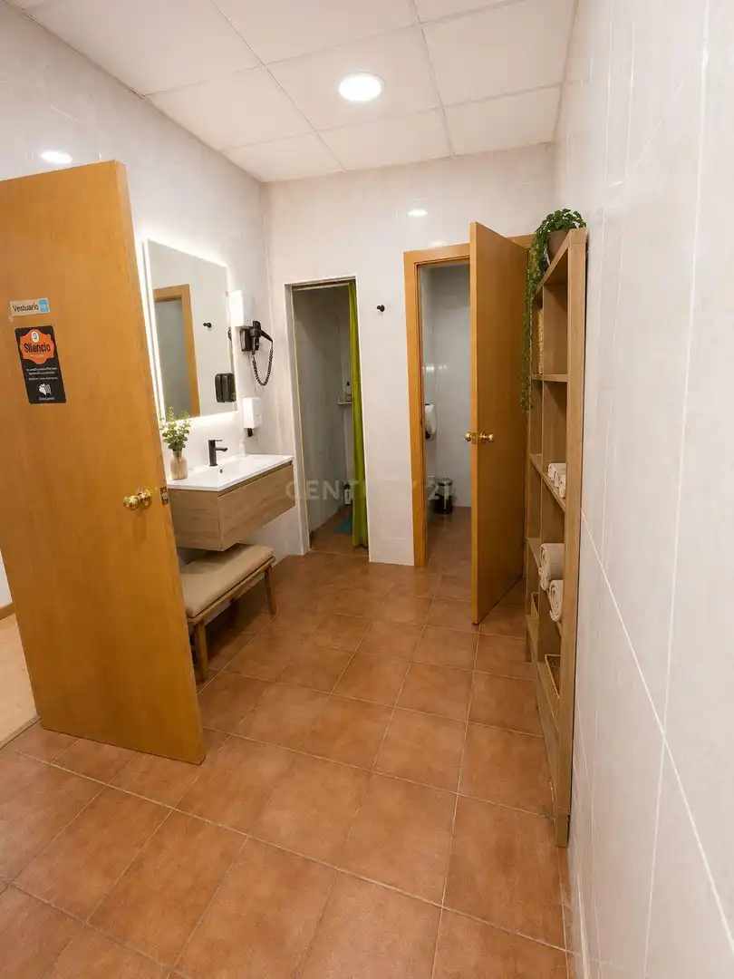 Baño de Local en venta en Barberà del Vallès con Aire acondicionado