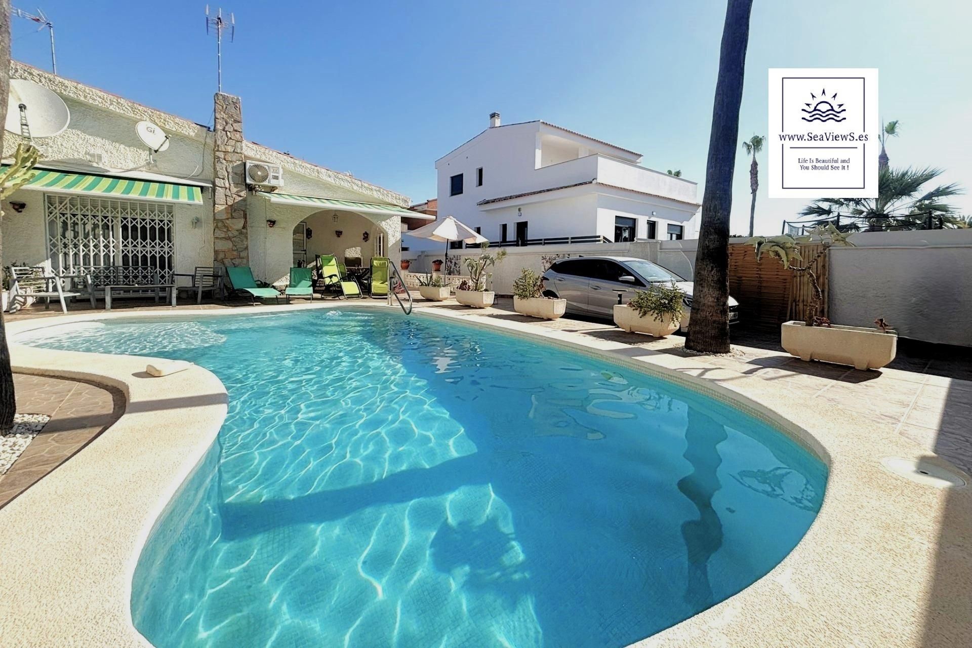 Piscina de Casa adosada en venda en Torrevieja amb Aire condicionat, Calefacció i Jardí privat