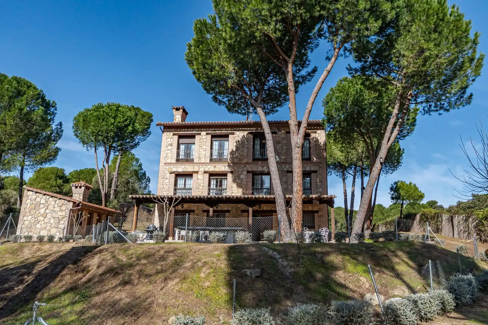 Vista exterior de Finca rústica en venda en El Tiemblo  amb Calefacció, Jardí privat i Terrassa