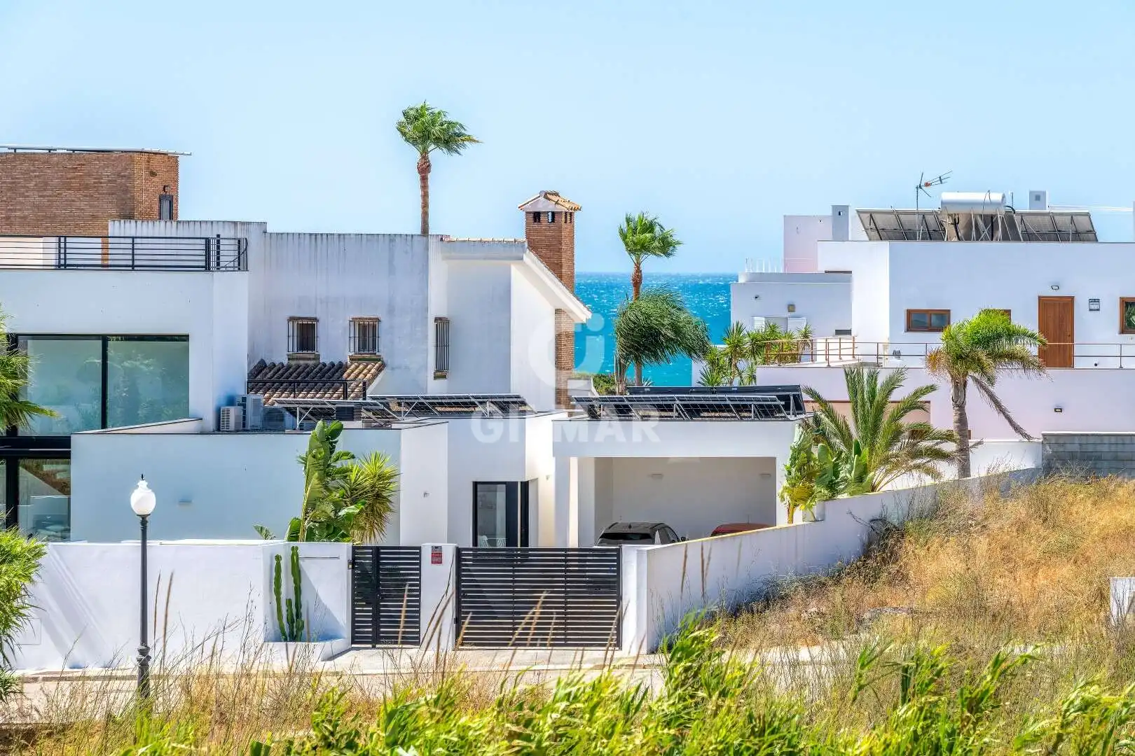 Vista exterior de Casa o xalet en venda en Conil de la Frontera amb Jardí privat, Piscina i Moblat