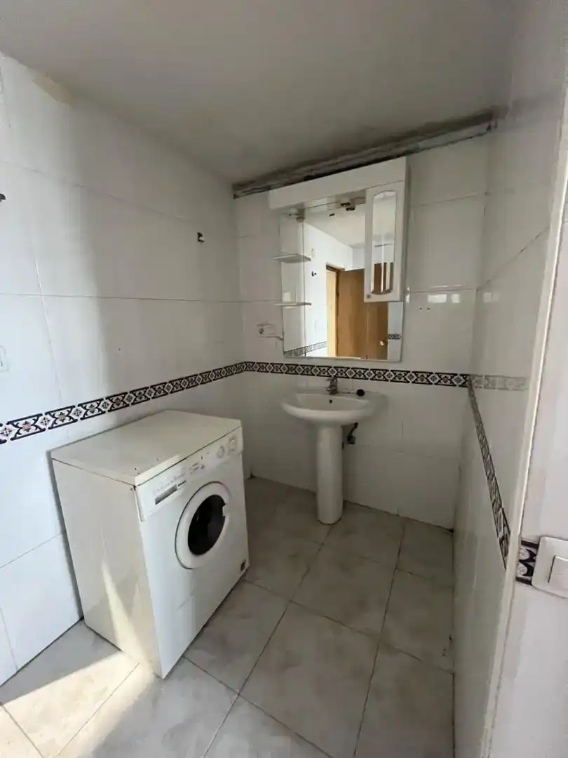 Bathroom of Industrial buildings for rent in Villaturiel