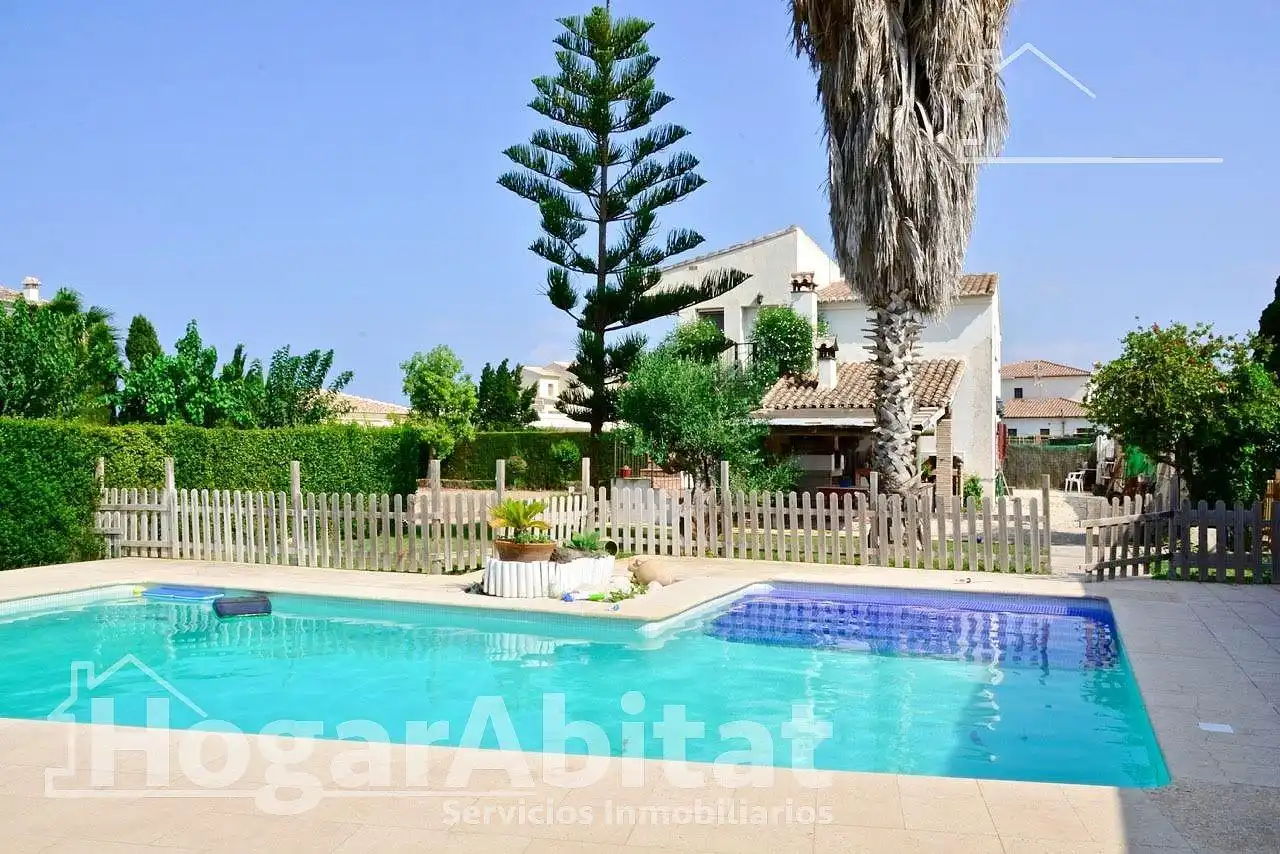 Vista exterior de Casa o xalet en venda en Oliva amb Aire condicionat, Jardí privat i Terrassa