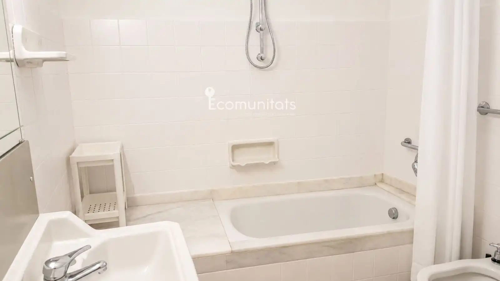 Bathroom of Flat for rent in Tortosa  with Air Conditioner and Furnished