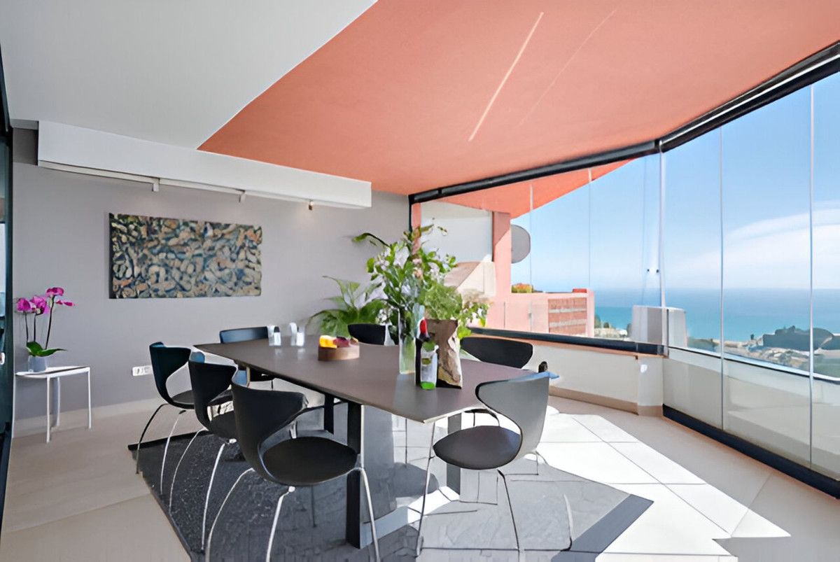 Menjador de Apartament en venda en Benalmádena amb Aire condicionat, Terrassa i Moblat