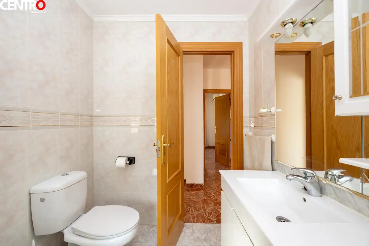 Baño de Piso en venta en Villa de Otura con Aire acondicionado, Calefacción y Terraza