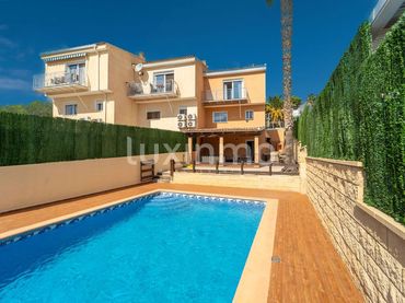 Casa bifamiliare con balcone in affitto a Coloma