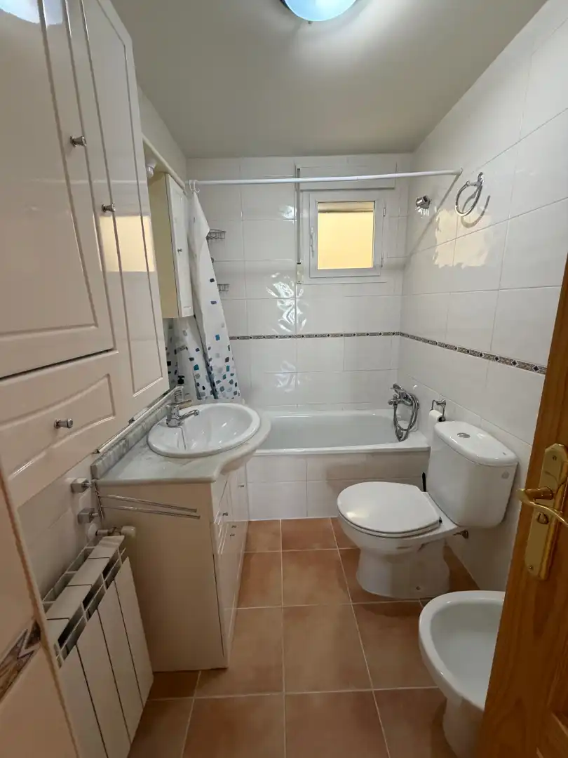 Badezimmer von Erdgeschoss zur Miete in La Lastrilla  mit Heizung, Parkett und Terrasse