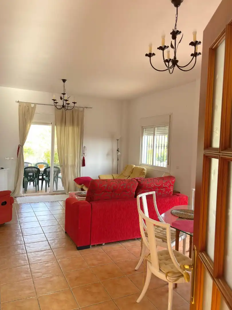 Sala d'estar de Casa o xalet en venda en Torrox amb Jardí privat, Piscina i Moblat