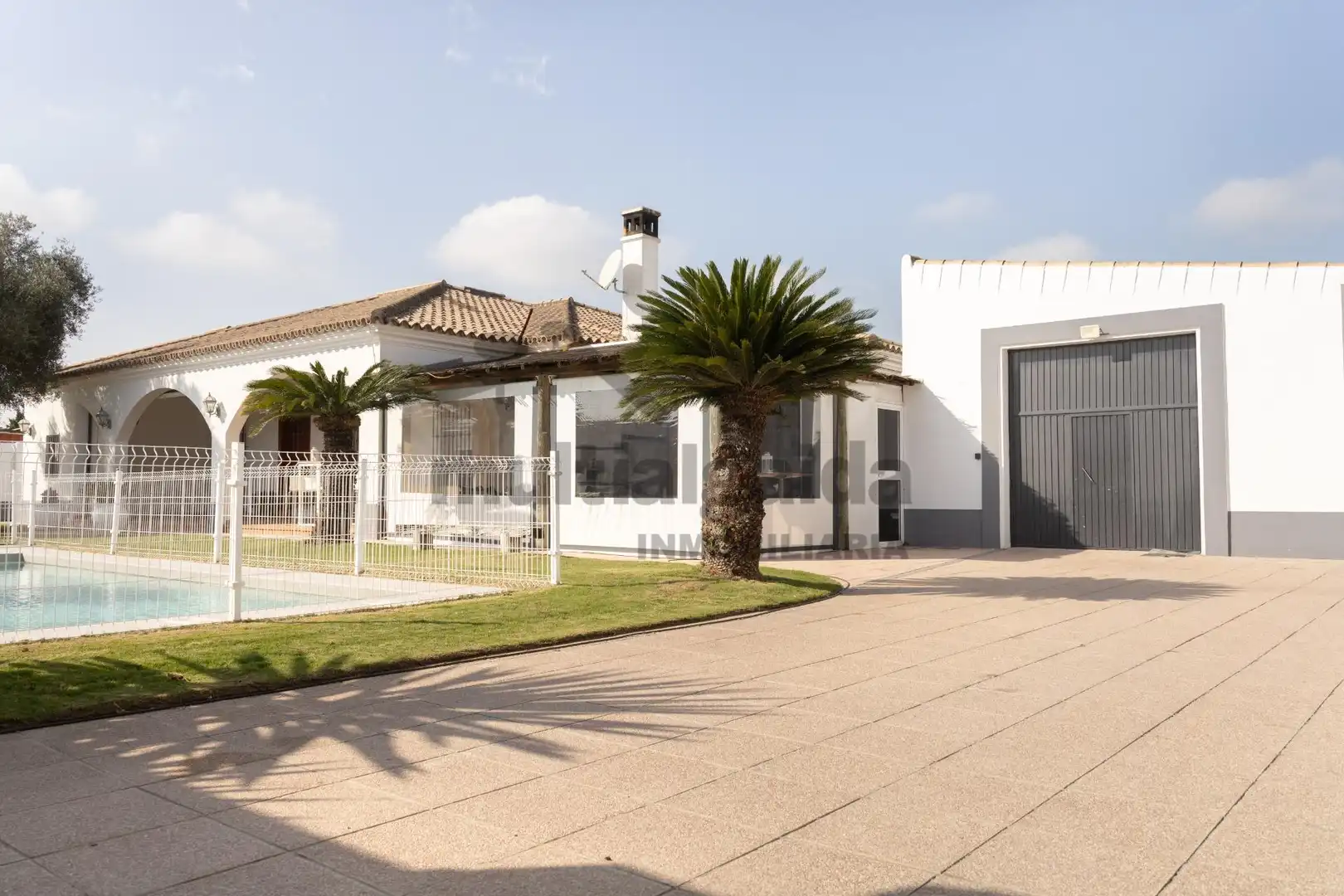 Vista exterior de Casa o xalet en venda en Sanlúcar de Barrameda amb Jardí privat, Terrassa i Traster