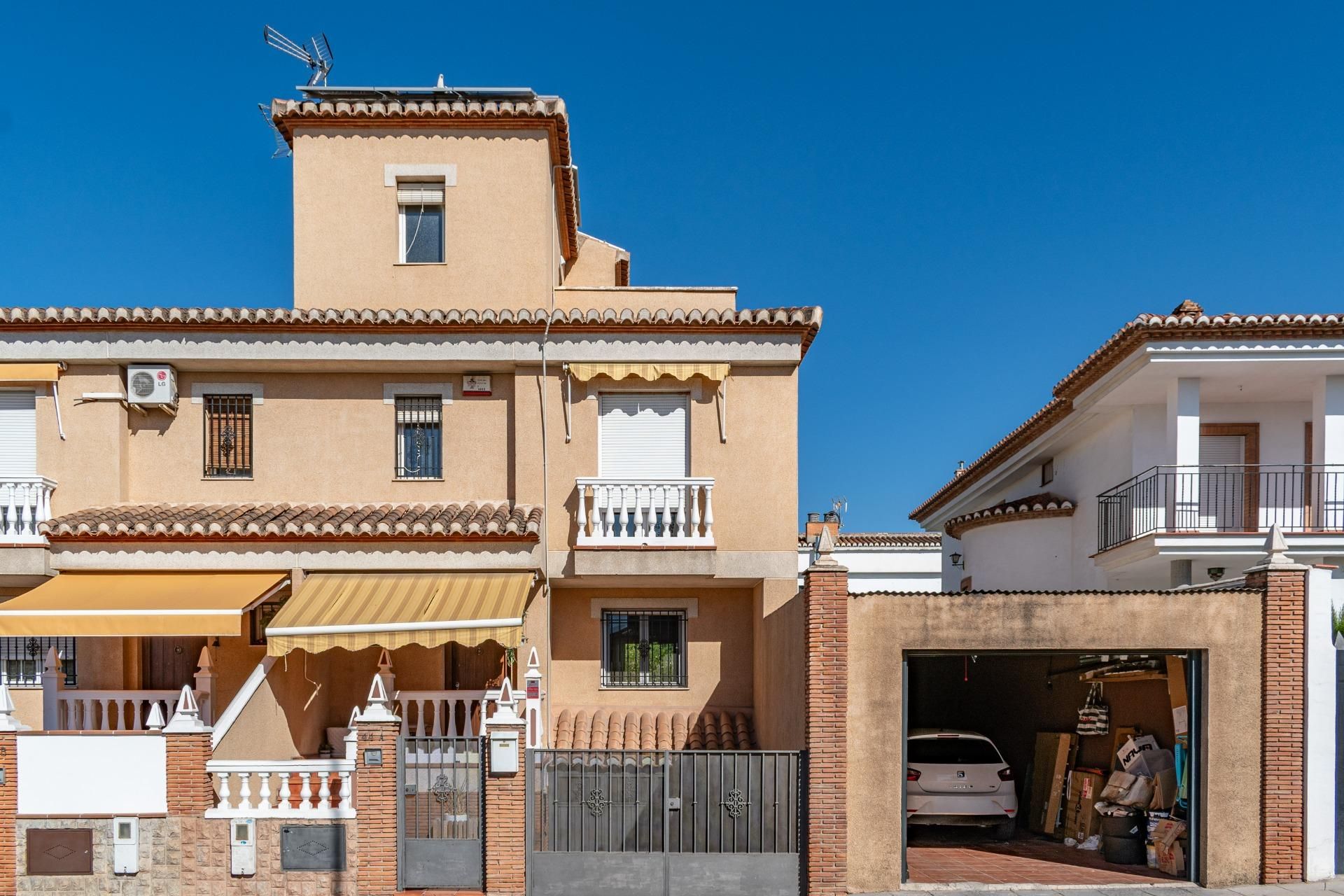Vista exterior de Casa adosada en venda en Ogíjares amb Aire condicionat, Calefacció i Terrassa