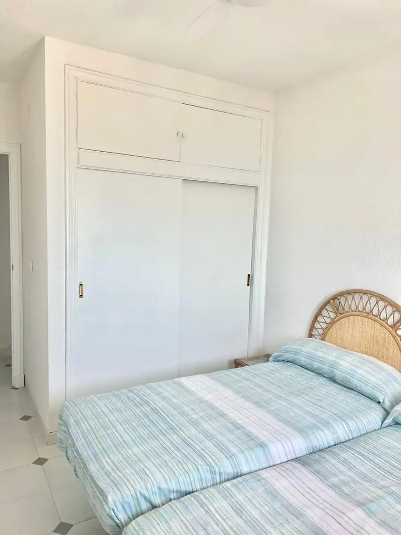 Dormitori de Apartament de lloguer en La Manga del Mar Menor amb Calefacció, Terrassa i Moblat