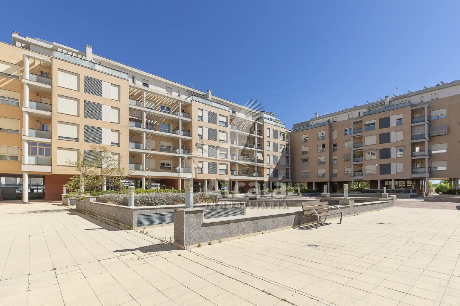 Außenansicht von Wohnung zum Verkauf in Alcalá de Henares mit Klimaanlage, Heizung und Privatgarten