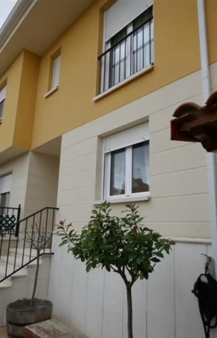 Vista exterior de Casa o xalet en venda en Fuensaldaña amb Calefacció