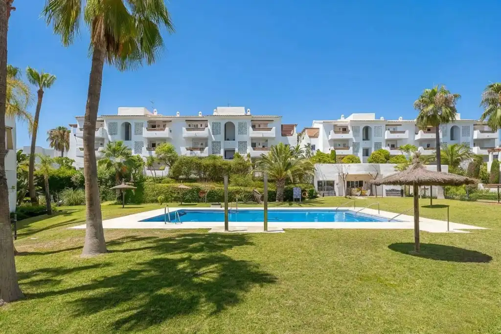 Vista exterior de Apartamento de alquiler en Estepona con Aire acondicionado, Terraza y Piscina
