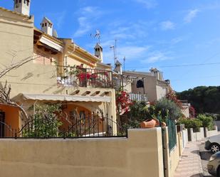 Vista exterior de Casa o xalet en venda en Guardamar del Segura amb Aire condicionat, Jardí privat i Terrassa