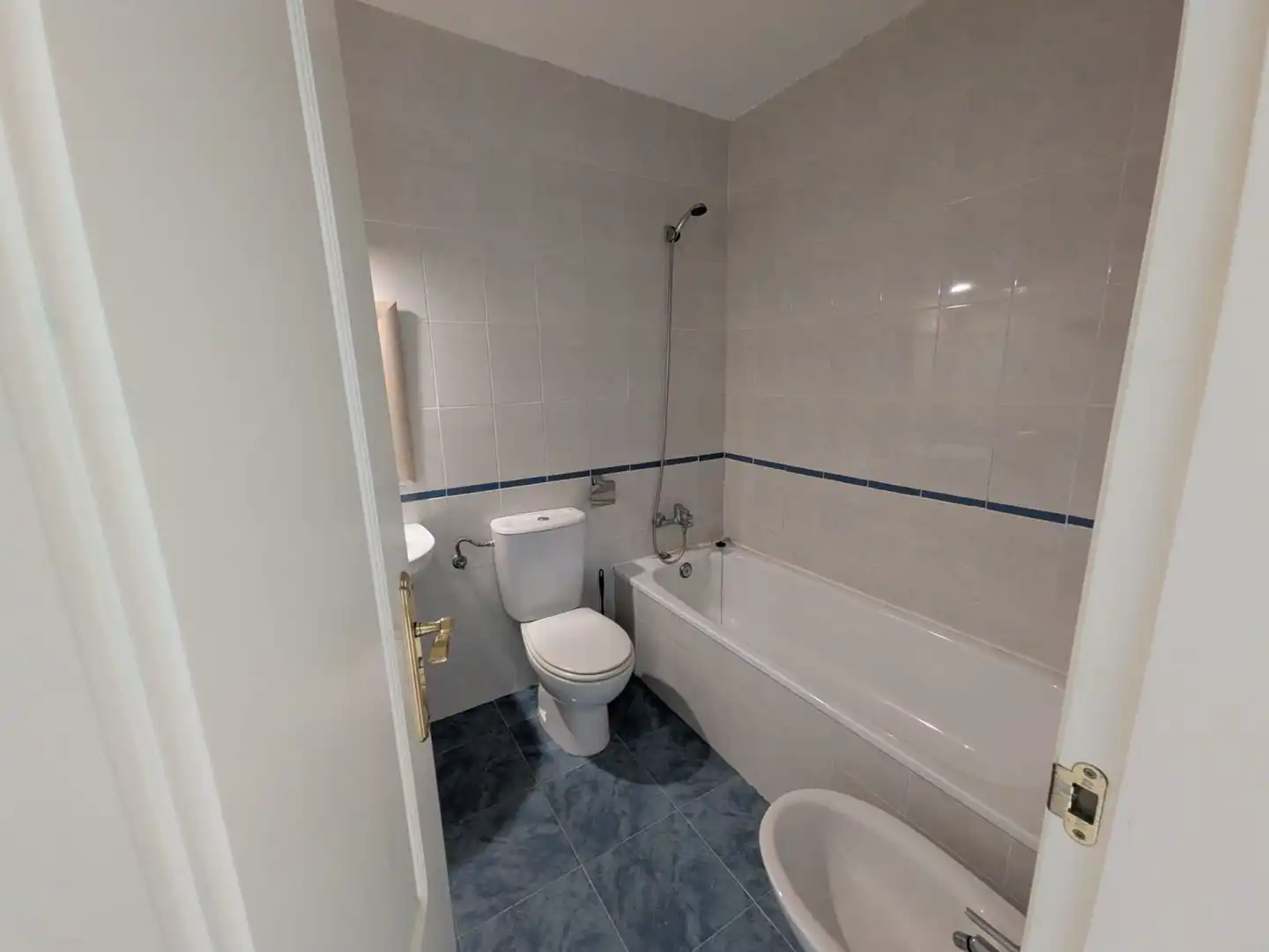 Baño de Casa adosada en venta en Aznalcázar con Aire acondicionado y Terraza