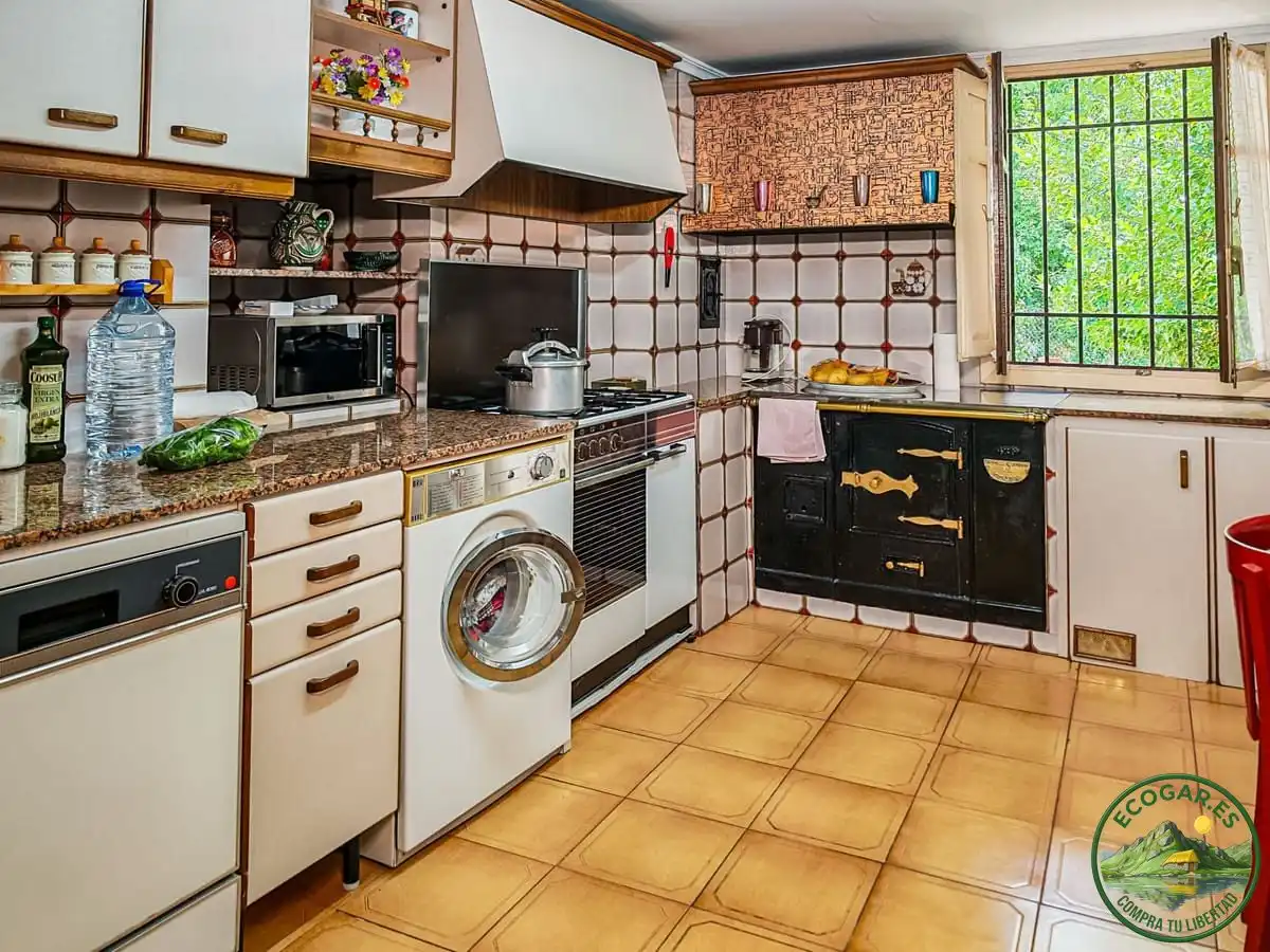 Cuina de Casa o xalet en venda en Vega de Valcarce amb Calefacció, Jardí privat i Parquet