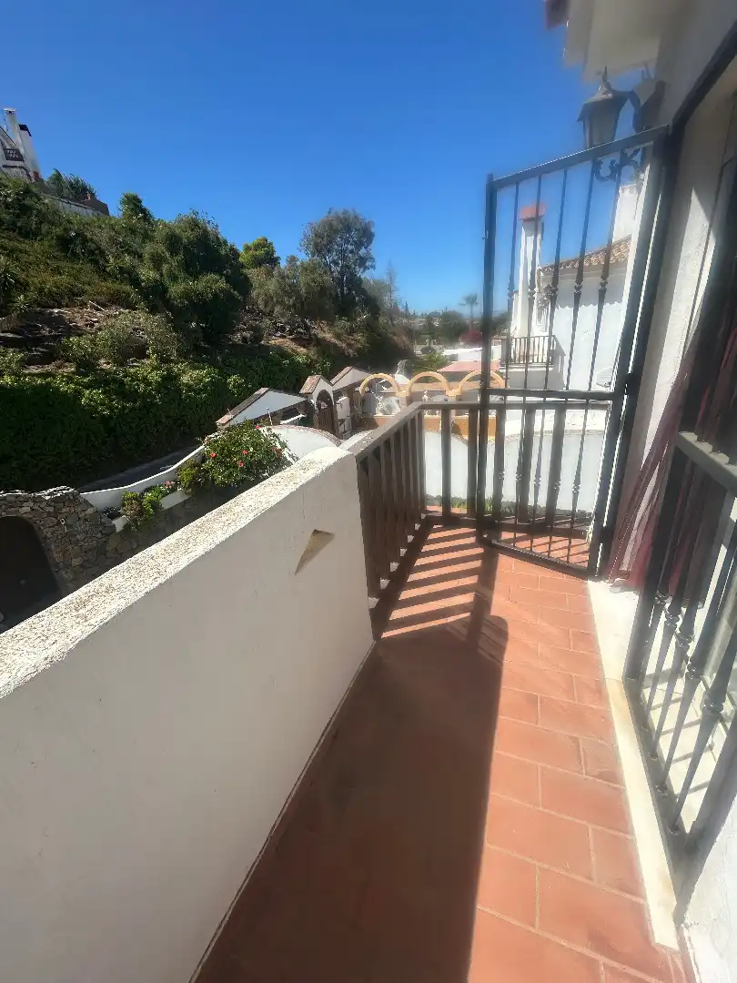 Vista exterior de Casa adosada en venda en Alhaurín de la Torre amb Aire condicionat, Jardí privat i Terrassa