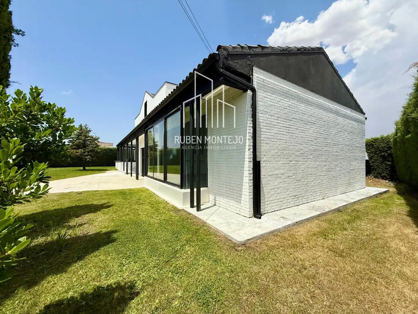 Vista exterior de Casa o xalet en venda en Carbajosa de la Sagrada amb Calefacció, Jardí privat i Piscina
