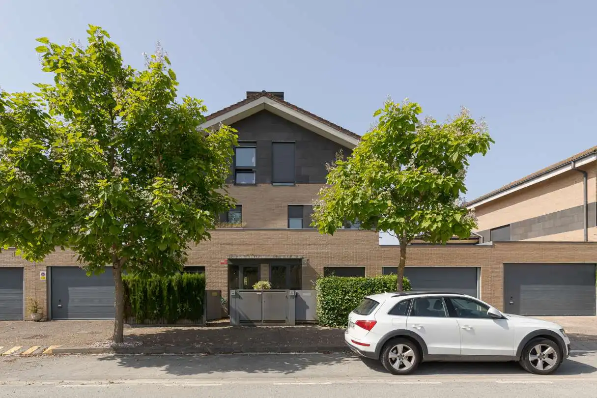 Außenansicht von Einfamilien-Reihenhaus zum Verkauf in Iza / Itza mit Heizung, Privatgarten und Terrasse