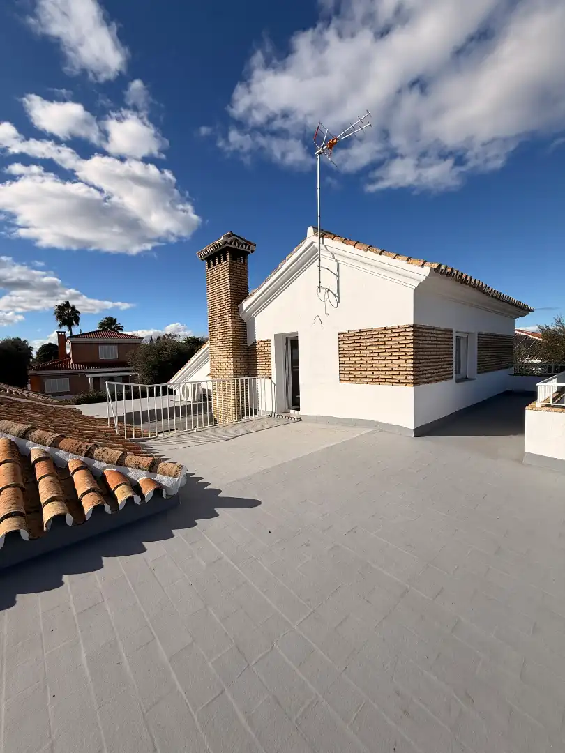 Vista exterior de Casa o xalet en venda en Espartinas amb Aire condicionat, Calefacció i Jardí privat