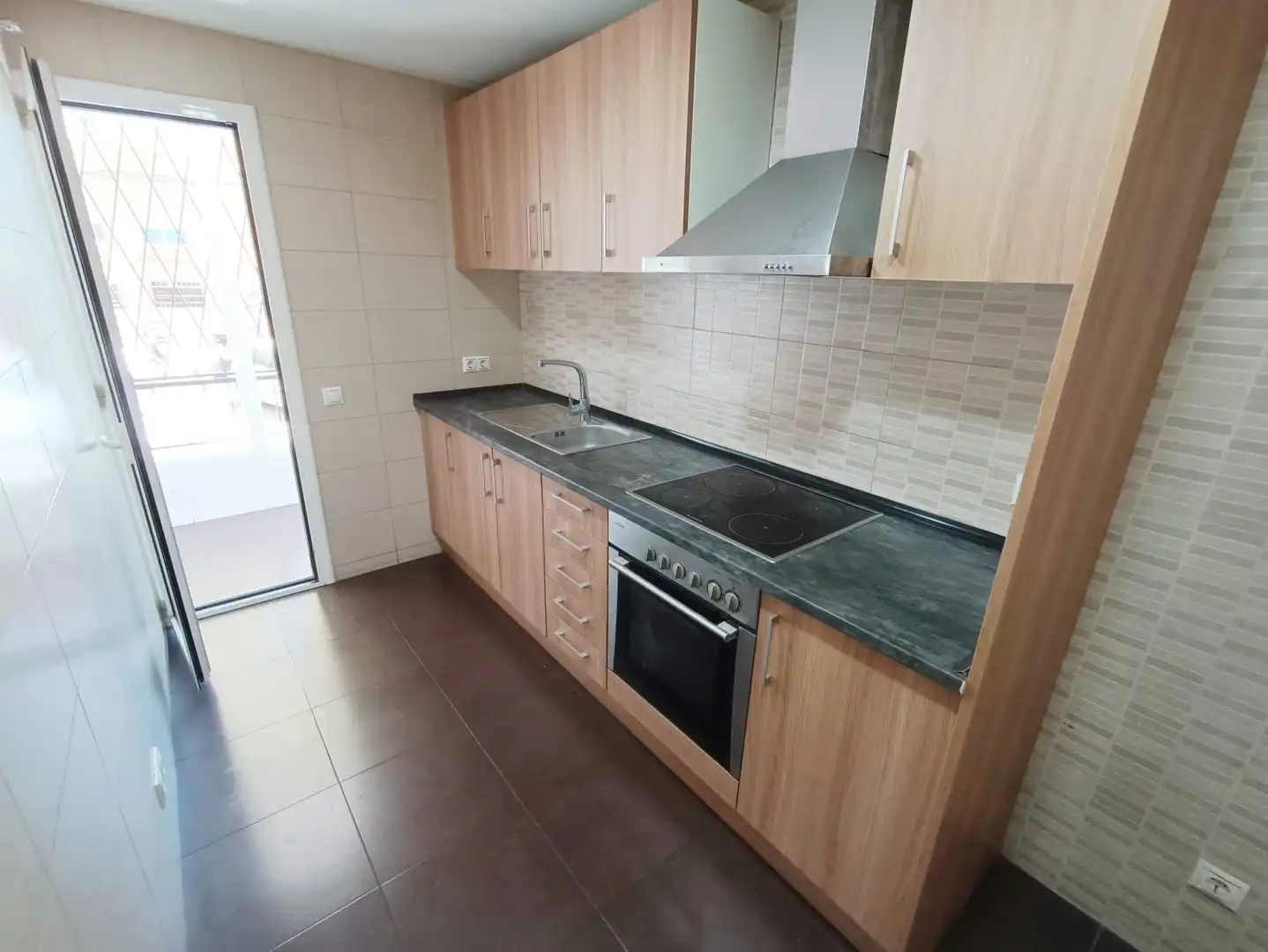 Küche von Erdgeschoss zum Verkauf in Badalona mit Heizung, Parkett und Balkon