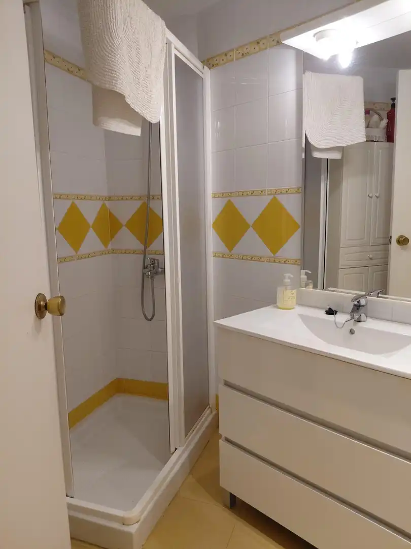 Bathroom of Flat for sale in Sevilla  with Air Conditioner, Heating and Storage room