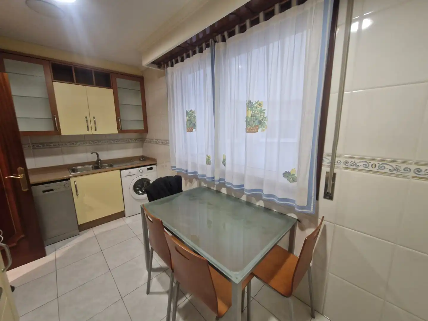 Cuina de Apartament de lloguer en Ourense Capital  amb Calefacció, Parquet i Moblat