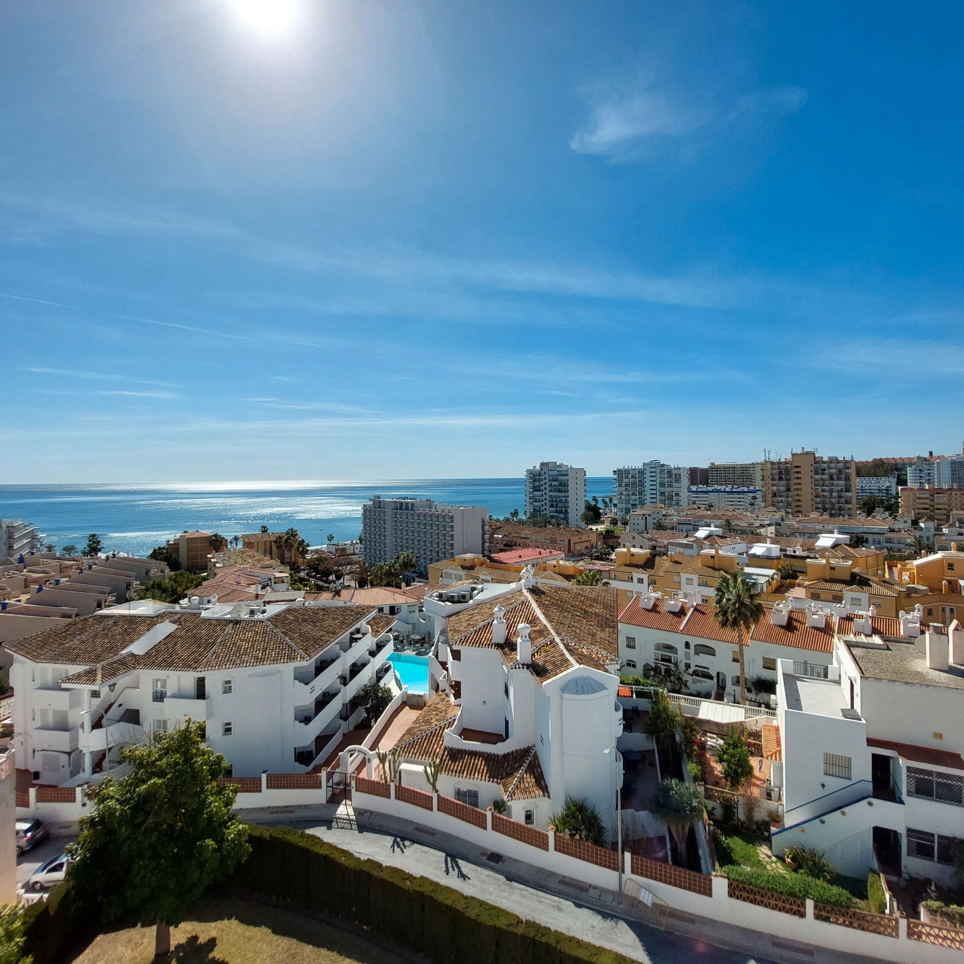 Vista exterior de Àtic de lloguer en Benalmádena amb Terrassa, Forn i Piscina comunitària