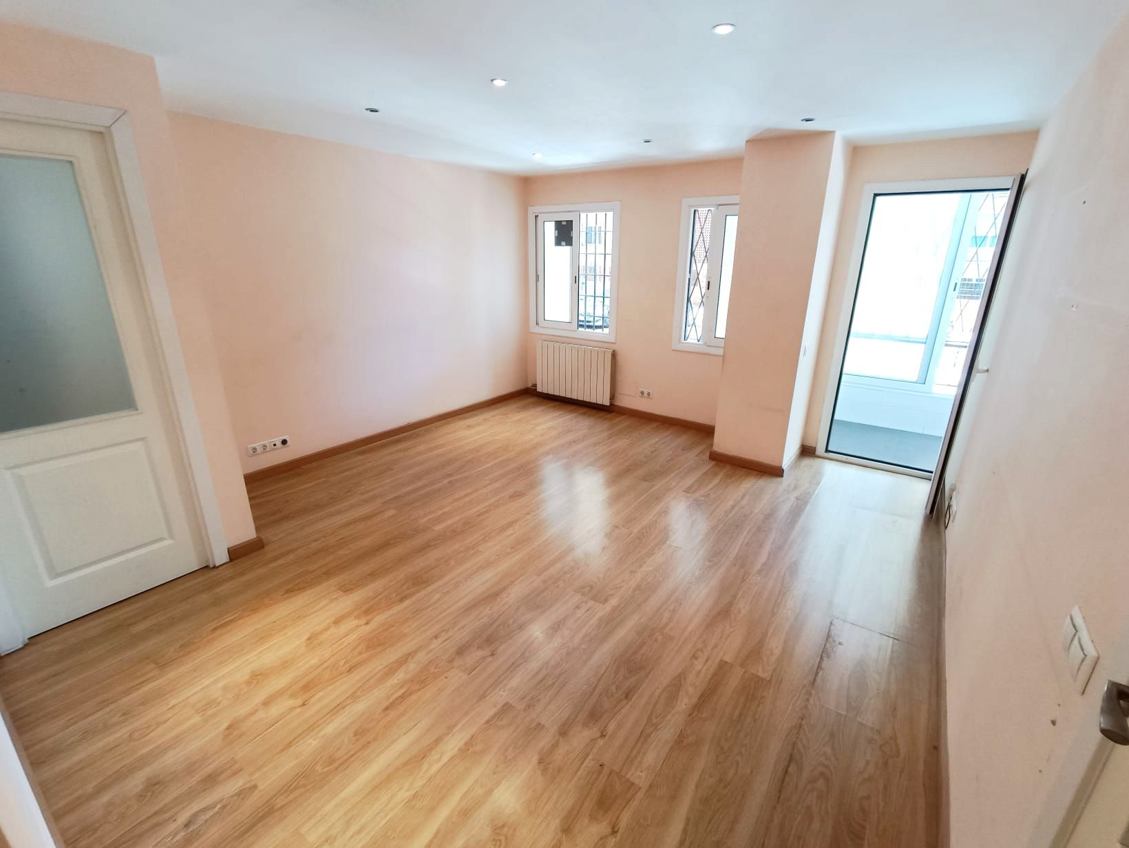 Living room of Planta baja for sale in Badalona  with Heating, Parquet flooring and Balcony
