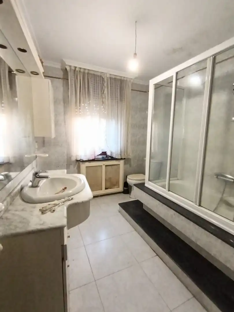 Bany de Casa o xalet en venda en Pontevedra Capital  amb Calefacció, Jardí privat i Parquet