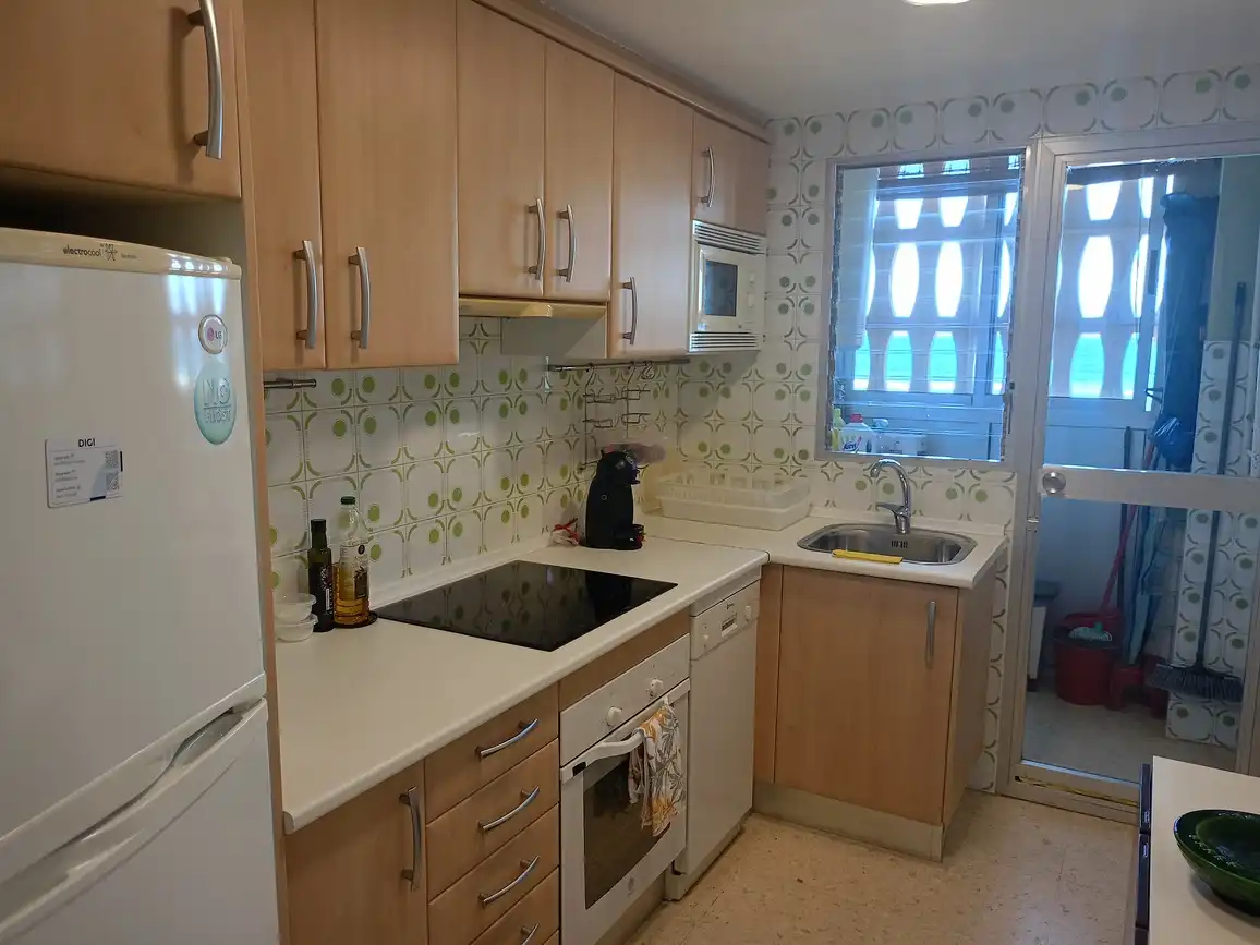 Cuina de Apartament de lloguer en Gandia amb Aire condicionat, Terrassa i Moblat