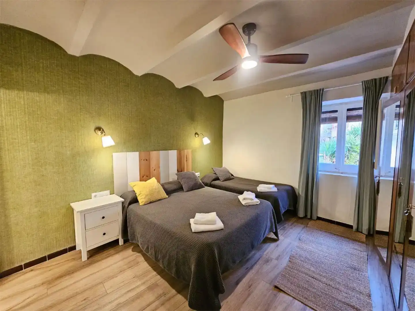 Habitación de Finca rústica en venta en Sant Mori con Aire acondicionado, Jardín privado y Piscina